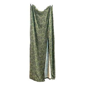 Long skirt with high slit